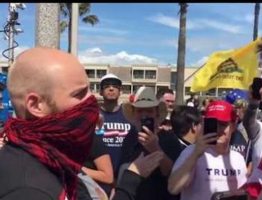 «Αντιφασίστες» επιχείρησαν να κτυπήσουν οπαδούς του Τραμπ και τις «έφαγαν» (βίντεο)